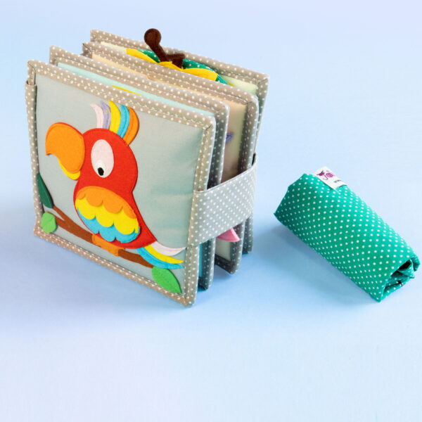 Jolly Designs Mini Quiet Book Šareni papagaj